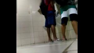 Comeundo o gay no mercado porno