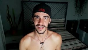 Conto erotico gay o novinho primeira vez chupando vizinho