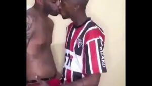 Cumshot entre gays negros gozo anal lambidas e beijos
