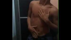 Dois raoazes dançando musica gaucha gays