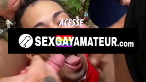 Empurrando com força e sem dó no gay novinho