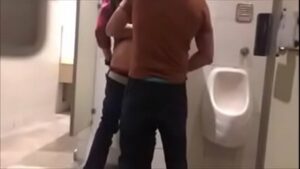 Flagra gay em banheiro