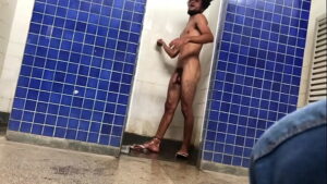 Flagra sexo gay academia shower