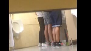 Fodas gay em banheiro publico