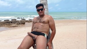 Gay batendo punheta na praia nudismo