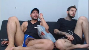 Gay chorando na tripla penetração porno