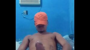 Gay chupando penis e gozando