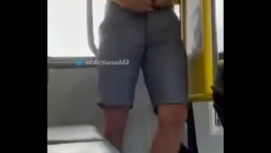 Gay dando dentro do onibus cheio