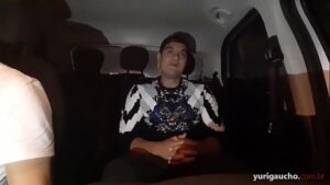 Gay pedindo pra mamar no carro