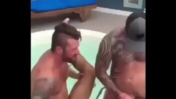 Gay se queimando.na praia