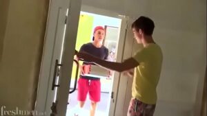 Gay teen brincando com penis de borracha