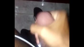 Gay usando vibrador no azulejo do banheiro