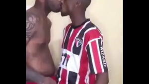 Gif de gay beijo barbudo