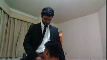 Homem experiente e garoto novo sexo gay