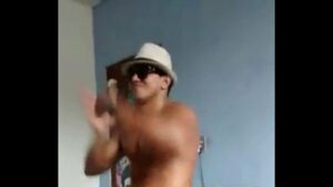 Homem novinhasndo cerveja e dancando como gay