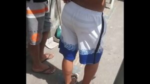 Homem rabudo de cueca gay sentando na cara