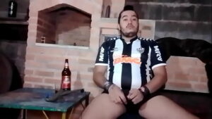 Homem tirando o cabaço do gay