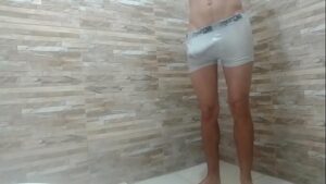 Homens fortes de cueca boxer fazendo seco gay