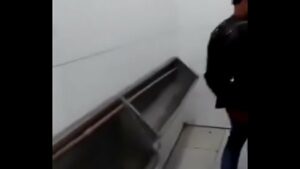 Homens gay trepando em banheiros publicos