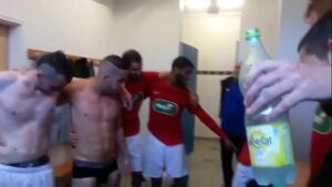 Jogadores de futebol com gestos gay durante a partida