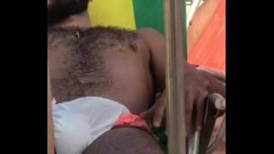 Lagras de gay na praia se sunga e pinto duro