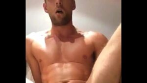 Menhor porno para colocar o dedo no cu gay solo