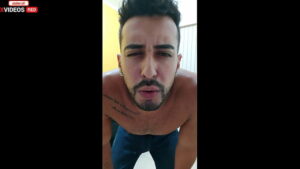 Homens fazem sexo anal sem camisinha