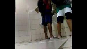 Pegação gay sexo banheirao