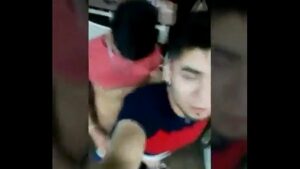 Porno gay amigos batendo uma no sofa