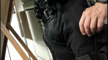 Porno gay brasil policial pega cara pixando muro gay