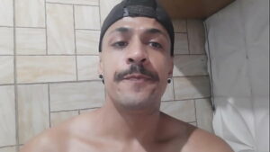 Porno gay mamando com gosto o menigo