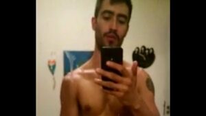 Porno gay tiler touro mostrando o musculo