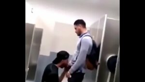 Rabudo gay no banheiro publico