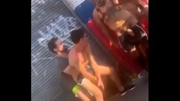 Sexo gay em publico pegando no pau