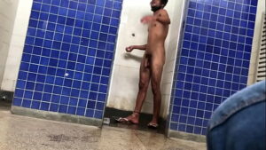 Sexo gay espiando o vizinho pela janela