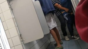 Sexo gay flagas banheiro público