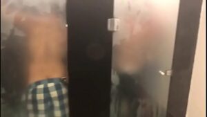 Sexo gay flagras banheiro público