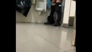 Video de putaria gay no banheirão