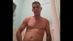 Video gay de coroa branco dando pro neguinho