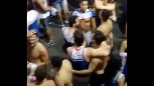 Vídeo no carnaval de gays se beijando em salvador