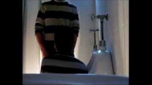 Video porno gay brasileira no banheiro público