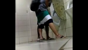 Xvideos gay suruba com loiro no banheiro