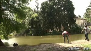 Abusan de un joven gay en el bosque porno