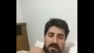 Barbudo pelado coroa gay