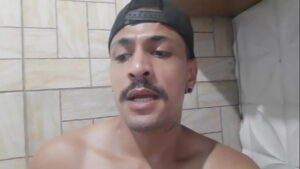 Cachorro grande dominando e engatando no cu do gay