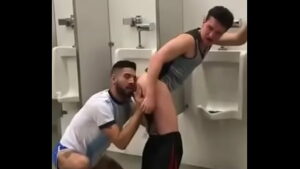 Coroas gays pelados banheiro publico masculino