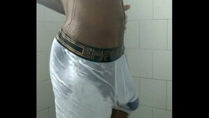 Desafio tomar banho de cueca branca gay br