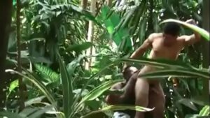 Dois macho e um gay brsileiro na piscina porno