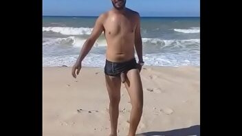 Gay de branco na praia