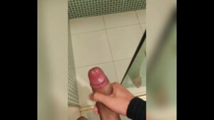 Gay mamando dotado no banheiro